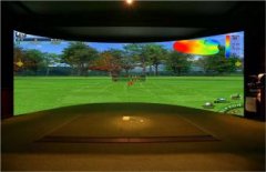 高尔夫模拟器触球到随挥送杆挥杆动作保持杆身和右臂在一条直线上